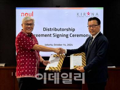로이케 J. 팡키(Royke J. Pangkey) PT 키라나자야 레스타리(PT Kirana Jaya Lestari) 진단본부장(좌)와 정현근 노을 영업 전무이사(우) (사진=노을)
