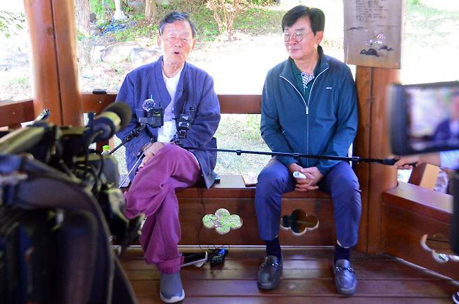 노벨문학상을 수상한 한강 작가의 부친인 한승원 작가가 11일 오전 전남 장흥군의 작업실에서 소감을 밝히고 있다. (사진=뉴스1).