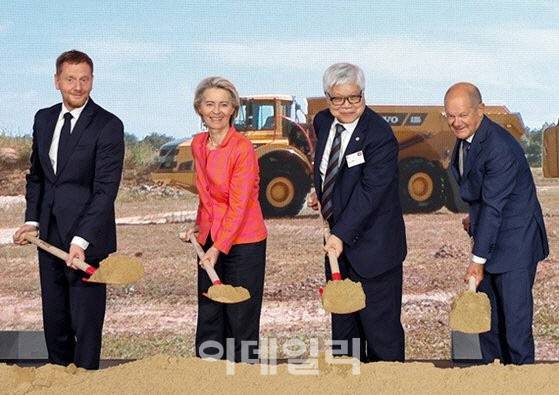 대만 TSMC가 지난 8월 독일 드레드센에 유럽 첫 생산공장 첫 삽을 떴다. 왼쪽부터 미하엘 크레취머 독일 작센주 장관, 우르줄라 폰데어라이엔 유럽연합(EU) 집행위원장, 웨이저자 TSMC 회장, 올라프 숄츠 독일 총리.(사진=로이터)