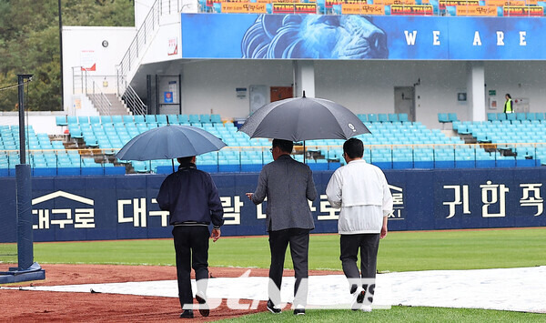 14일 오후 대구 수성구 삼성라이온즈파크에서 2024 KBO 포스트시즌 플레이오프 2차전 LG 트윈스와 삼성 라이온즈의 경기를 앞두고 경기감독관들이 경기장을 둘러보고 있다. 사진┃뉴시스