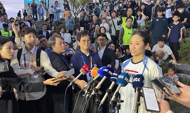 (밀양=연합뉴스) 김동민 기자 = 9일 경남 밀양시 밀양배드민턴경기장에서 열린 '제105회 전국체육대회' 배드민턴 부산 삼성생명 안세영과 인천 인천국제공항 심유진 경기 종료 후 안세영이 취재진과 인터뷰하고 있다. <저작권자(c) 연합뉴스, 무단 전재-재배포, AI 학습 및 활용 금지>