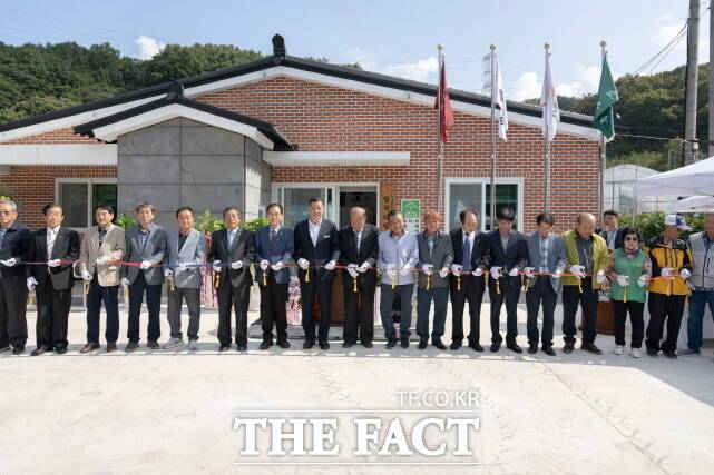 지난 11일 공주시 유구읍이 관내 각계 인사 150여명이 참석한 가운데 탑곡리 탑산 경로당 준공식을 가졌다. /공주시