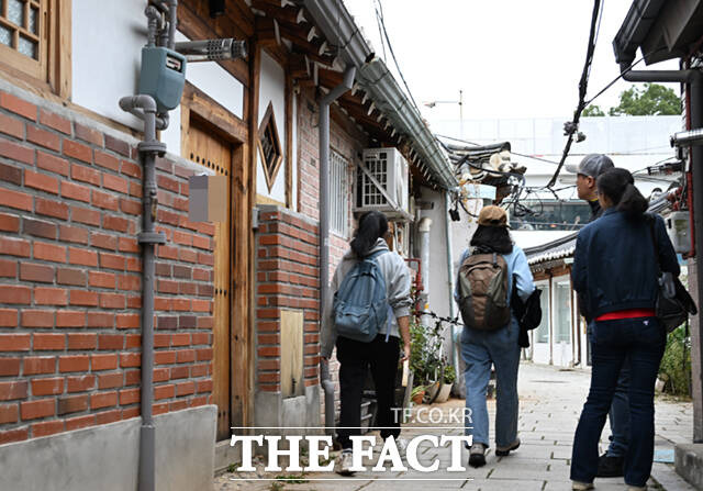 한국 최초이자 아시아 여성 최초로 노벨문학상의 영예를 안은 작가 한강이 수상 발표 후 두문불출하는 가운데, 14일 한강이 거주하는 서울 종로구 통의동 자택 앞에 시민들의 발길이 이어지고 있다.