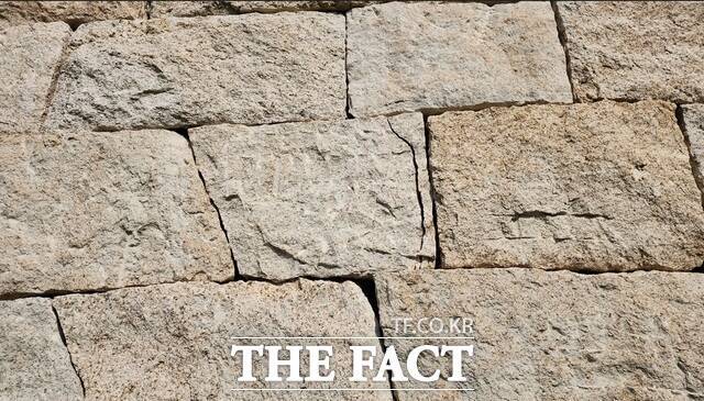 성주읍성 붕괴면과 떨어진 곳의 외부 석재에 군데군데 세로로 된 균열이 보이고 있다./성주=김민규 기자