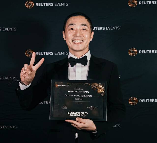 김정빈 수퍼빈 대표가 로이터 '지속가능 어워드 2024' 시상식에서 기념 사진을 찍고 있다. (사진=사회적가치연구원)