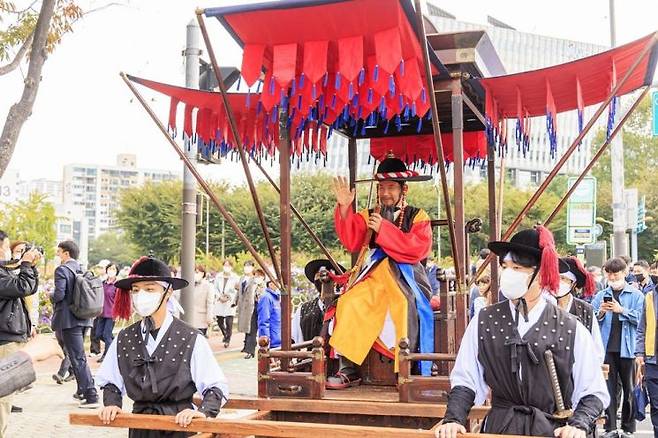 박강수 마포구청장이 지난해 마포나루새우젓축제서 사또 분장을 한 후 퍼레이드를 하고 있다.