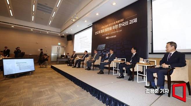 이윤호, 윤상직, 성윤모, 이창양 전 산업부장관과 이종호 전 과기부 장관이 14일 서울 여의도 FKI타워 컨퍼런스센터에서 한국경제인협회 역대 산업부장관을 초청 특별대담에 참석, '한국의 반도체 산업 미래와 전략'이란 주제로 특별대담을 하고 있다. 사진=조용준 기자 jun21@