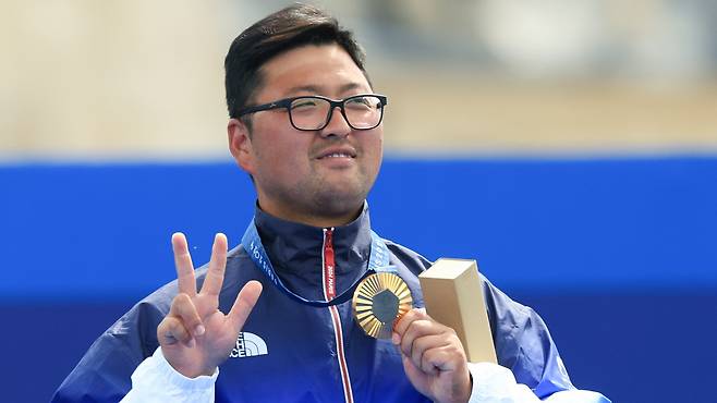 대한민국 남자 양궁 대표팀 김우진 선수가 4일(현지시각) 프랑스 파리 앵발리드에서 2024 파리올림픽 남자 양궁 개인전 시상식에서 금메달을 들어보이고 있다. /뉴스1