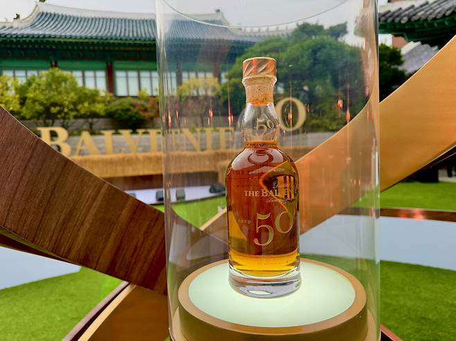 14일 서울 중구 서울신라호텔 영빈관에 전시된 발베니 50년 숙성 제품. /양범수 기자