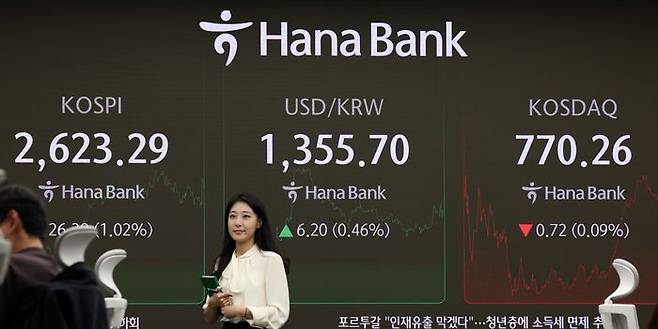 14일 오후 서울 중구 하나은행 딜링룸 전광판에 코스피·코스닥지수, 원·달러 환율 종가 등이 표시돼 있다. ⓒ뉴시스