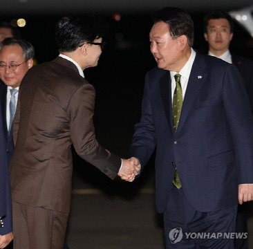 윤석열 대통령이 지난 11일 성남 서울공항에서 필리핀, 싱가포르 국빈 방문 및 라오스 아세안 +3 회의를 마치고 귀국하며 국민의힘 한동훈 대표와 인사하고 있다. [연합뉴스]