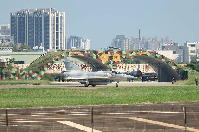 대만 공군 미라주2000 전투기가 14일 대만 신주 공군기지에서 움직이고 있다. 신주/AFP 연합뉴스