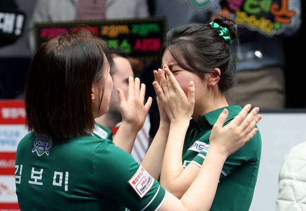 NH농협카드의 정수빈이 14일 열린 2024~2025 PBA 팀 리그 3라운드에서 우승한 뒤 울고 있다. PBA 제공