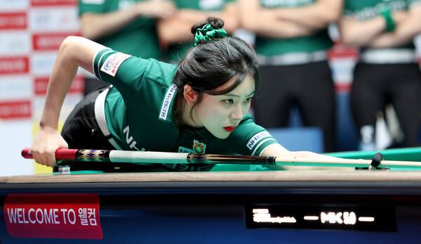 NH농협카드의 정수빈이 14일 열린 2024~2025 PBA 팀 리그 3라운드 우리금융캐피탈과 경기에서 스트로크하고 있다. PBA 제공