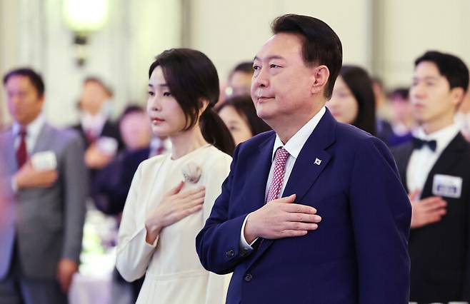 싱가포르를 방문한 윤석열 대통령과 김건희 여사가 지난 9일 오후(현지시간) 싱가포르 샹그릴라 호텔에서 열린 동포 오찬 간담회에 참석해 국기에 경례하고 있다. 연합뉴스