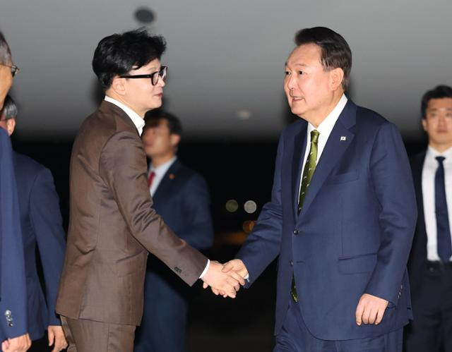 윤석열 대통령이 11일 성남 서울공항에 환영 나온 한동훈 국민의힘 대표와 인사를 나누고 있는 모습. 뉴시스