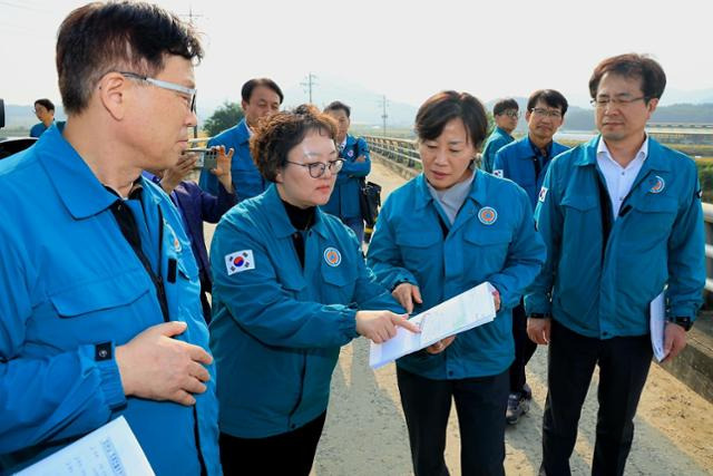 송미령 농림축산식품부 장관이 11일 오후 경기 용인 철새도래지를 찾아 고병원성 조류독감 방역 상황을 점검하고 있다. 농림축산식품부 제공