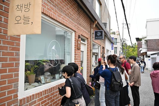 13일 서울 종로구 한강 작가가 운영하는 책방오늘 앞이 구경하러 온 시민들과 관광객들로 인산인해를 이루고 있다. 정다빈 기자