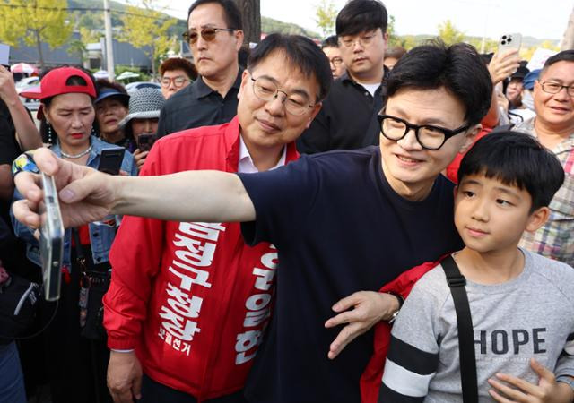 국민의힘 한동훈 대표가 12일 오후 부산 금정구 거리 일대를 걸으며 윤일현 금정구청장 보궐선거 후보와 유세를 펼치고 있다. 부산=연합뉴스