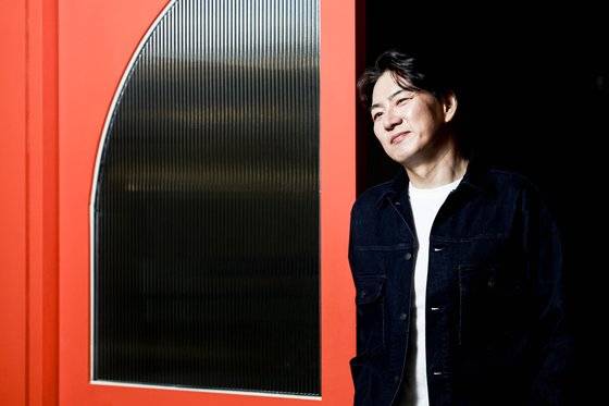 육아와 일로 바쁜 요즘, 그에게 자기 자신은 어떻게 챙기냐는 질문을 던지자 “취미가 많아요. 혼자 노래 부르고 사진도 찍고 운동도 하고요. 오늘 아침에도 5km 뛰고 왔어요”라며 웃었다. 김경록 기자