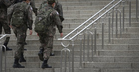 서울역에서 장병들이 이동하고 있는 모습. 기사 내용과 무관한 사진. 연합뉴스