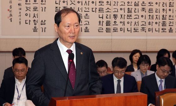 이완규 법제처장이 14일 오전 국회에서 열린 법제사법위원회 국정감사에 출석해 업무보고하고 있다. 강정현 기자 / 241014