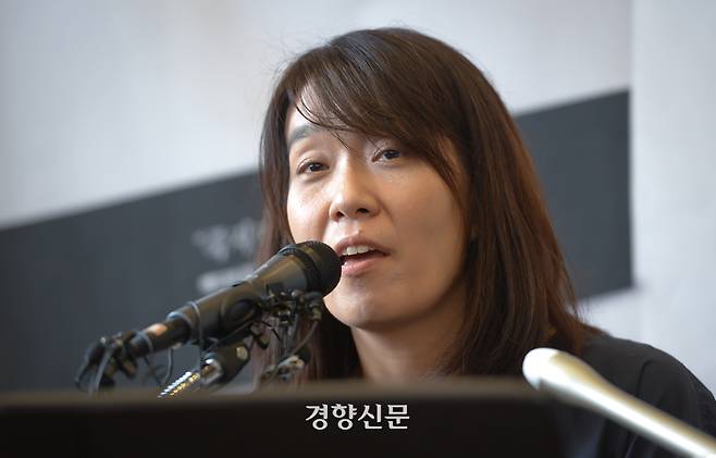 소설가 한강이 2024 노벨문학상의 영예를 안았다. 사진은 2016년 소설 ‘흰’ 출간 기자간담회에 참석한 모습이다. 경향신문 자료사진