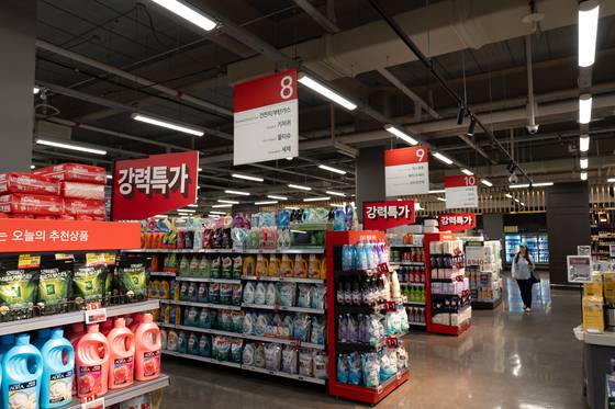 Nonfood products are relegated to a few small sections of a Homeplus Mega Food Market in Gangseo District, western Seoul. [CHO YONG-JUN]