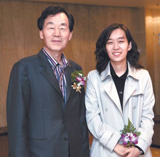 Han Kang, right, and her father, in 2005 [JOONGANG ILBO]