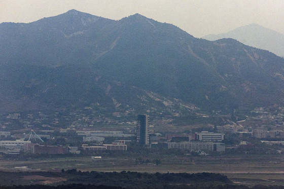 The area around the Kaesong Industrial Complex connected to the Gyeongui Line road in the western front of the demilitarized zone (DMZ) as seen from the border area of Paju, Gyeonggi on Monday. [YONHAP]