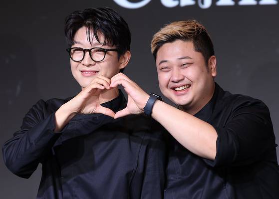 Netflix's cooking survival show 'Culinary Class Wars' participants Triple Star, left, and Cooking Maniac, right pose for a photo during a press briefing held Oct. 7 in Seoul. [NEWS1]