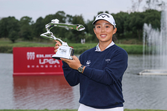 Yin Ruoning poses with the trophy after winning the Buick LPGA Shanghai in China on Sunday. [AFP/YONHAP]