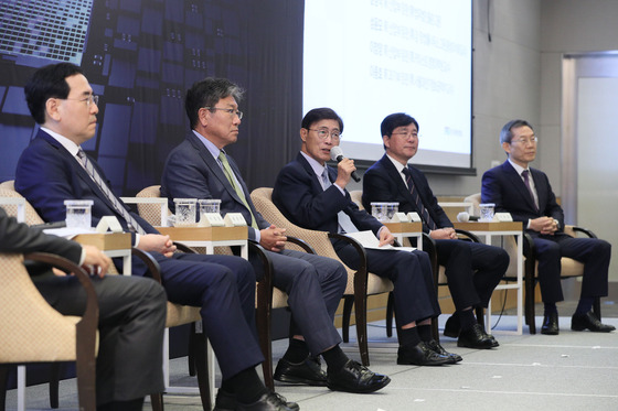 Lee Yun-ho, former minister of knowledge and economy, third from left, speaks on a panel organized by the Federation of Korean Industries (FKI) Monday where former ministers gathered to discuss the survivalof Korea's chip industry at the FKI's headquarters in Yeouido, western Seoul. Intel. [FEDERATION OF KOREAN INDUSTRIES]