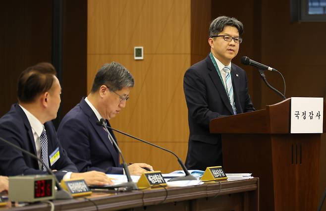 14일 오후 부산 국제금융센터에서 열린 정무위원회 국정감사에서 이상우 예금보험공사 부장이 김대남 전 대통령실 선임행정관의 SGI 서울보증보험 상근 감사위원 임명과 관련된 질의에 답변하고 있다.    연합뉴스 제공