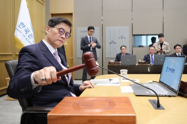 이창용 한국은행 총재가 지난 11일 서울 중구 한국은행에서 열린 금융통화위원회에서 의사봉을 두드리고 있다. 연합뉴스