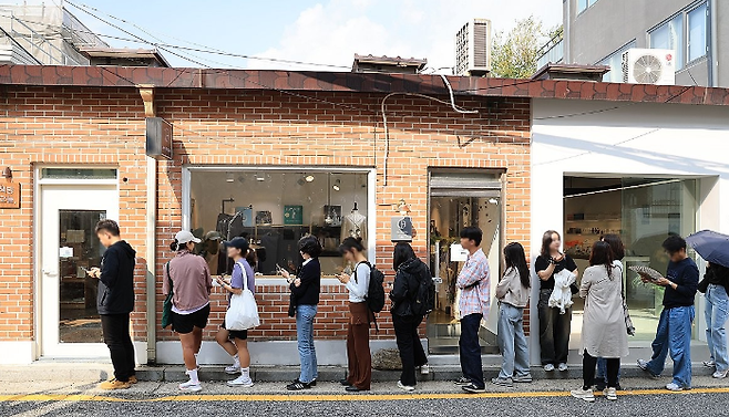 한강책방' 책방오늘도 오픈런 행렬/사진=연합뉴스