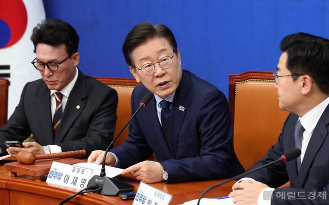 이재명 더불어민주당 대표가 14일 오전 서울 여의도 국회에서 열린 최고위원회의에 참석해 모두발언을 하고 있다. 이상섭 기자