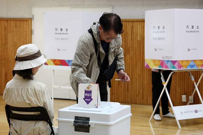 서울시교육감 보궐선거 사전투표 마지막 날인 지난 12일 오전 서울 교남동 사전투표소에서 시민이 투표를 하고 있다. [연합]