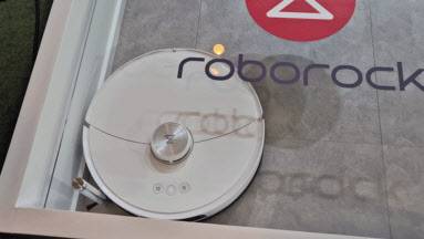 중국 로보락이 선보인 로봇청소기 ‘S8 MaxV 울트라’. 모서리를 인식하자 측면에서 검은색 브러시가 돌출돼 청소를 하고 있다. [헤럴드 DB]