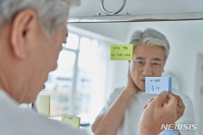 [서울=뉴시스]﻿﻿65세 이상 고령에서 발병한 알츠하이머 치매는 고혈압·당뇨·심장질환 등 혈관 질환이 상대적으로 중요한 영향을 끼친다는 연구 결과가 나왔다. (사진= 게티이미지뱅크 제공) 2024.10.14. photo@newsis.com.