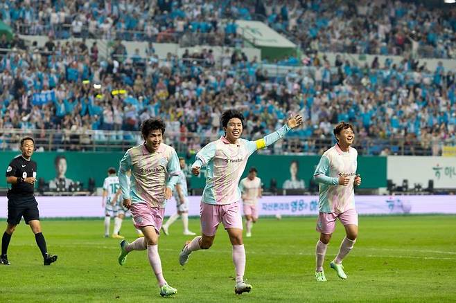 12일 대전월드컵경기장에서 열린 하나은행 자선축구대회에서 경기 후반 20분 '팀 히어로'의 주장 임영웅(가운데)이 전원석의 골을 돕는 어시스트를 기록한 뒤 세레모니를 하고 있다. (사진=하나은행 제공) *재판매 및 DB 금지