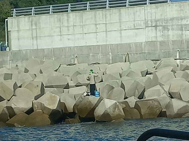 [부산=뉴시스] 출입통제구역인 부산 감천항 서방파제에 들어간 낚시객. (사진=부산해양경찰서 제공) 2024.10.14. photo@newsis.com *재판매 및 DB 금지