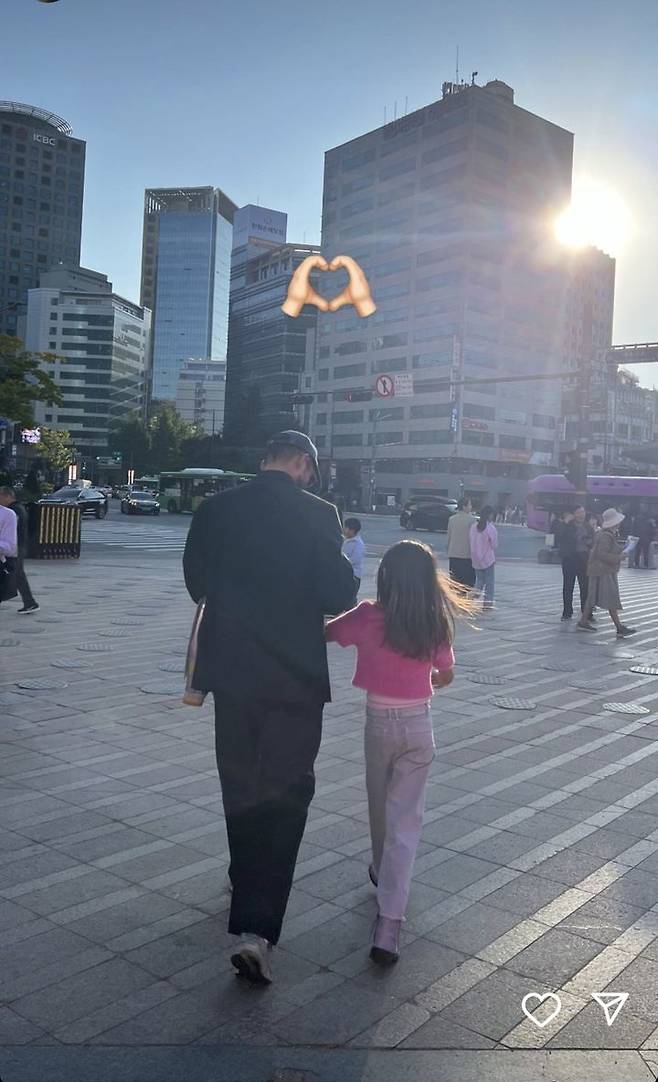 [서울=뉴시스] 장윤주가 남편(왼쪽)과 딸의 근황을 공개했다. (사진=장윤주 인스타그램 캡처) 2024.10.14. photo@newsis.com *재판매 및 DB 금지