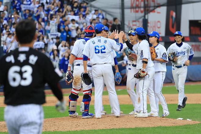 13일 대구 삼성라이온즈파크에서 열린 2024 신한 SOL뱅크 KBO 포스트시즌 플레이오프 1차전 LG 트윈스와 삼성 라이온즈의 경기. 10-4로 승리한 삼성 선수들이 기뻐하고 있다. 연합뉴스