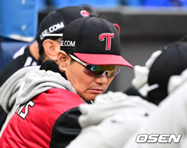 [OSEN=대구, 김성락 기자] 13일 오후 대구 삼성라이온즈파크에서 2024 신한 SOL뱅크 KBO 포스트시즌 플레이오프 1차전 삼성 라이온즈와 LG 트윈스의 경기가 열렸다. 이날 삼성은 례예스를, LG는 최원태를 선발 투수로 내세웠다.8회말 LG 염경엽 감독이 생각에 잠겨 있다. 2024.10.13 / ksl0919@osen.co.kr