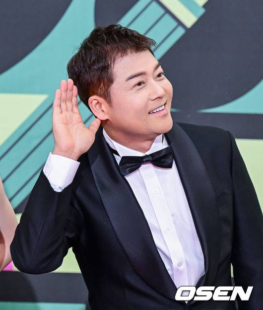 [OSEN=지형준 기자] 23일 오후 서울 여의도 KBS 신관 웨딩홀에서 2023 KBS 연예대상 레드카펫 포토월 행사가 열렸다.방송인 전현무가 포토타임을 하고 있다. 2023.12.23 / jpnews.osen.co.kr