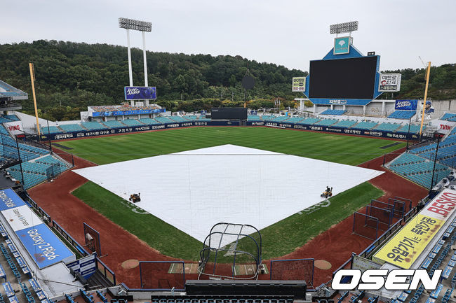 [OSEN=대구, 이석우 기자] 14일 대구 삼성라이온즈파크에서 2024 신한 SOL뱅크 KBO 포스트시즌 플레이오프 삼성 라이온즈와 LG 트윈스의 2차전 경기가 열린다. 홈팀 삼성은 원태인를 선발로, 방문팀 LG는 엔스를 선발로 투입한다.약한 비가 내린 삼성라이온즈파크에 방수포가 덮여 있다. 2024.10.14 / foto0307@osen.co.kr