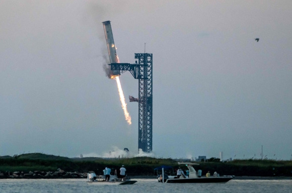 스타십의 1단 로켓 추진체인 슈퍼헤비가 발사대에 거치되는 모습. 2024.10.13. AFP 연합뉴스