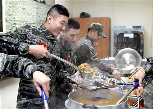 해병대 6여단 병사들이 어민들이 지원한 꽃게로 만든 음식을 식판에 담고 있다. 사진 제공=해병대 6여단