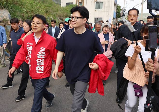 국민의힘 한동훈 대표가 10월12일 오후 부산 금정구 거리 일대를 걸으며 윤일현 금정구청장 보궐선거 후보와 유세를 펼치고 있다. ⓒ연합뉴스